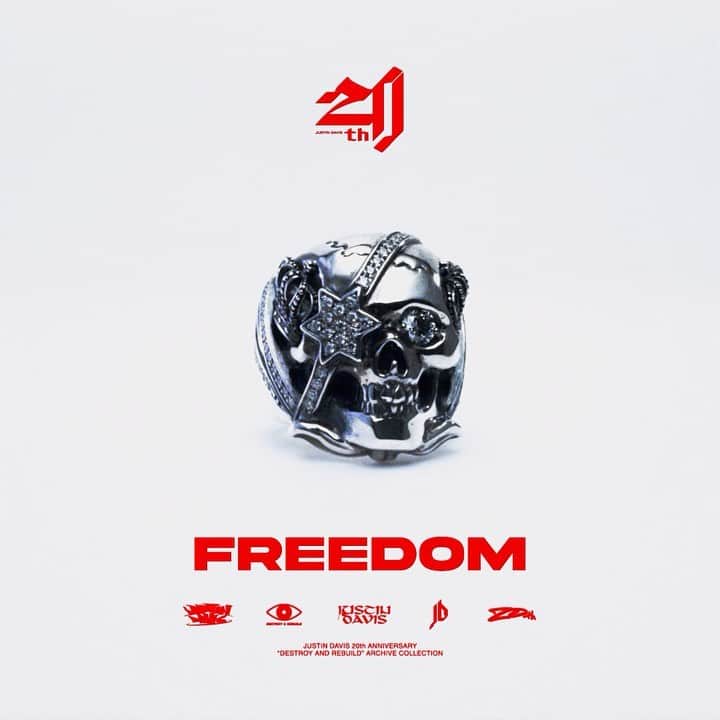 ジャスティンデイビスのインスタグラム：「⠀ JUSTIN DAVIS 20th Anniversary VOL.1  SRJ500 "FREEDOM" 内山英雄氏とのコラボレーション第1号モデルのスカルは名作と呼ばれ、現在も国や性別を超えて多くの人から熱い支持が寄せられているリング  2001年にスタートしたジャスティン デイビスは今年20周年を迎えました。 設立から20年、常にもの作りへの責任と喜びを持ちながらジャスティン デイビスは自由な精神のもと、 約1800型のコレクションを発表してきました。 この20周年を記念し、過去20年にわたるアイテムの数々を、 2020年代的グラフィックを用いて再解釈したアーカイブ映像 『DESTROY AND REBUILD』を制作。  次の20年も楽しむことチャレンジする精神を大切に、 新しい輝きを届けられますよう心を込め創造、発信してまいります。  今後も2021年アニバーサリーイヤーを彩る数々のコレクションをお楽しみください。  KV: Director / Graphic Designer / Editor : Takahito Matsuno (maxilla) @mtsssn Producer : Seiya Suzuki (maxilla) @seiya02_23 Production Manager : Luna Goto (maxilla) @lunagoto  #JUSTINDAVIS20thAnniversary #20th  #justindavis」