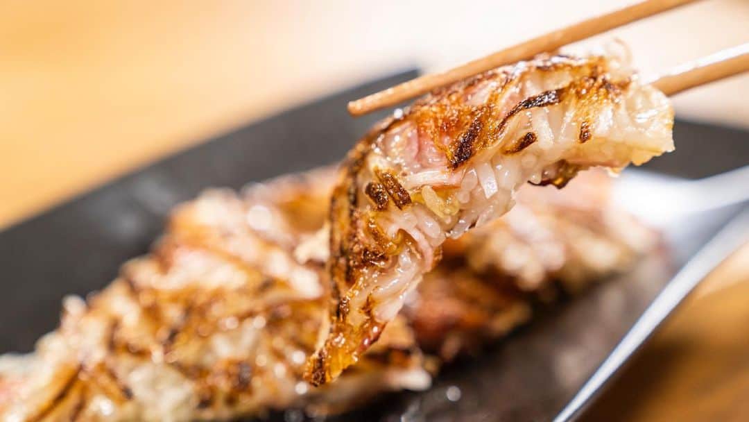馬場裕之のインスタグラム：「焼きもやし😋 300万回再生レシピのアレンジ版🙆‍♂️ YouTube「馬場ごはん」 にてご視聴くださいー😸 . ▷ @hiro88 ◁ ⇧⇧⇧⇧⇧⇧⇧ こちらをクリック😻  【材料（1人前）】  　▷もやし：1袋（２００g） 　▷スライスベーコン：１枚 　▷片栗粉：大さじ１ 　▷サラダ油：小さじ1  〈和風ソース〉 　▷醤油：小さじ２ 　▷酢：小さじ１　　 　▷和がらし・ごま油：各少々  〈洋風ソース〉 　▷ケチャップ・粉チーズ：各大さじ１ 　▷黒こしょう：少々  #新しい日常  #一緒にやってみよう #おうちごはん  #吉本自宅劇場  #馬場ごはん #簡単 #もやし #もやしレシピ #激安 #美味しい #おかず」