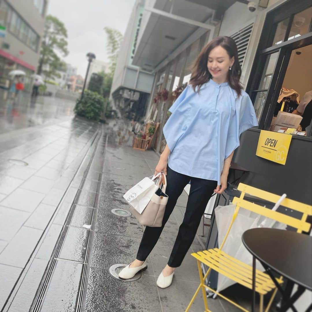 乙黒えりのインスタグラム：「通りがかりに新しいパン屋さん見つけて 米粉のフォカッチャとクロワッサン🥐かいました 〜！フォカッチャおいしかった〜♡ クロワッサンは娘が食べました！  新しいお店楽しっ♡  #tops @blanc_official.jp  @mart_select_shop_official  #pants @uniqlo_jp  #bag @breath_topkapi  #shoes @kobe_lettuce  #ママコーデ#ママファッション」