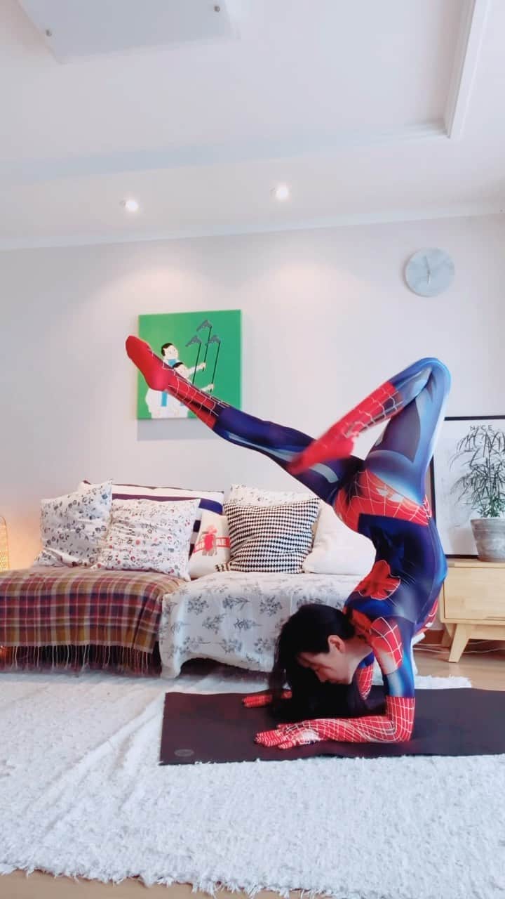 sanga yoginiのインスタグラム：「#ninibae x #spiderman 🕷👄🕷」