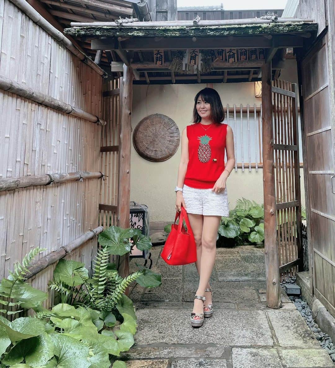 のインスタグラム：「こんばんは♡ おつかれさまー♡ ・ 今日は１ヶ月ぶりの京都ランチ😋🍴💕  @gionnishikawa  ・ 全部パーフェクトに美味しかった😋💕 ・ 今日は真っ赤なトップスが映えた笑 2枚目のマスクもめっちゃ派手でしょー笑この前大阪行った時に見つけたよ‼️  ・ tops  @doublestandard_official  new✨ pants  #ZARA bag  @HERMES sandal  @louboutinworld  ・ #夏ファッション#夏コーデ#京都グルメ#京都ランチ#パイナップル#赤#gourmet#gourmetfood #Kyoto#KyotoJapan#ミシュラン#ミシュラン二つ星」
