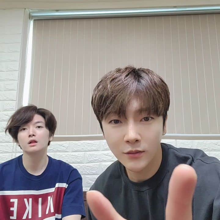 のインスタグラム：「みんなの声は聞こえないけど 必ず感じられるから、ユナク、ソンジェってさけんでくださいん♡」