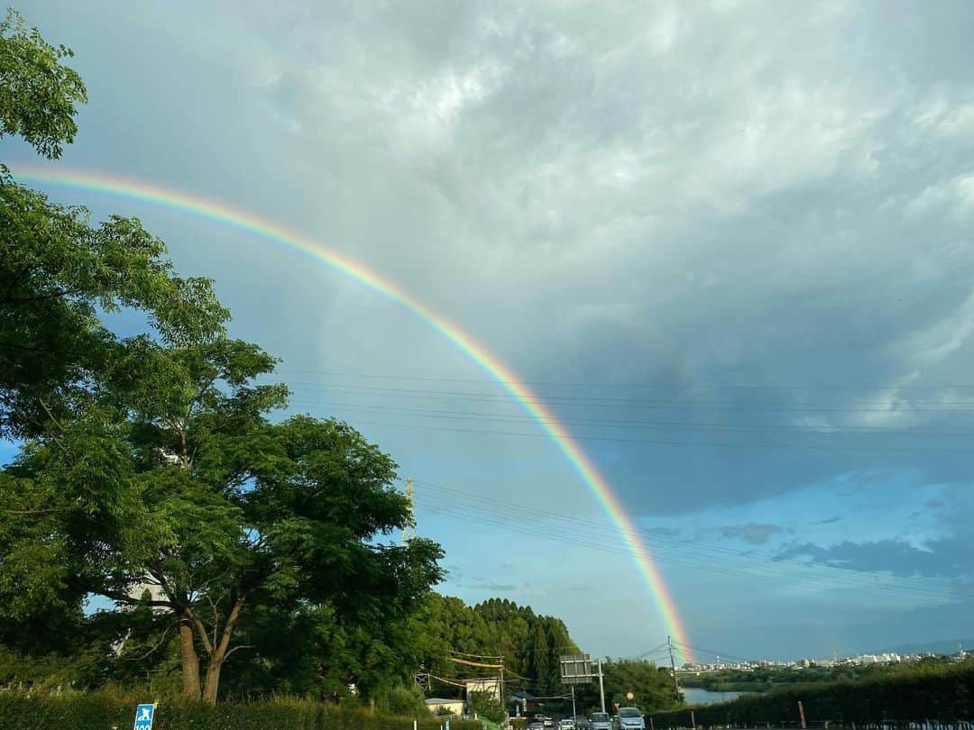 宮本佳奈さんのインスタグラム写真 - (宮本佳奈Instagram)「＊ ＊ ふと空を見上げると... ＊  とっても綺麗な虹🌈 ＊  さらに ダブルでかかっていた時間も✨ （2枚目） ＊  なんだか良いことありそう💓 ＊  皆さんにも 良いことがありますように🌱 ＊  Have a nice weekend! ＊  #虹 #🌈 #rainbow #雨上がり #happy #lucky #💓#ダブルレインボー #素敵な週末を #休日 #アナウンサー #宮崎 #miyazaki」7月9日 18時58分 - mrt.miyamoto