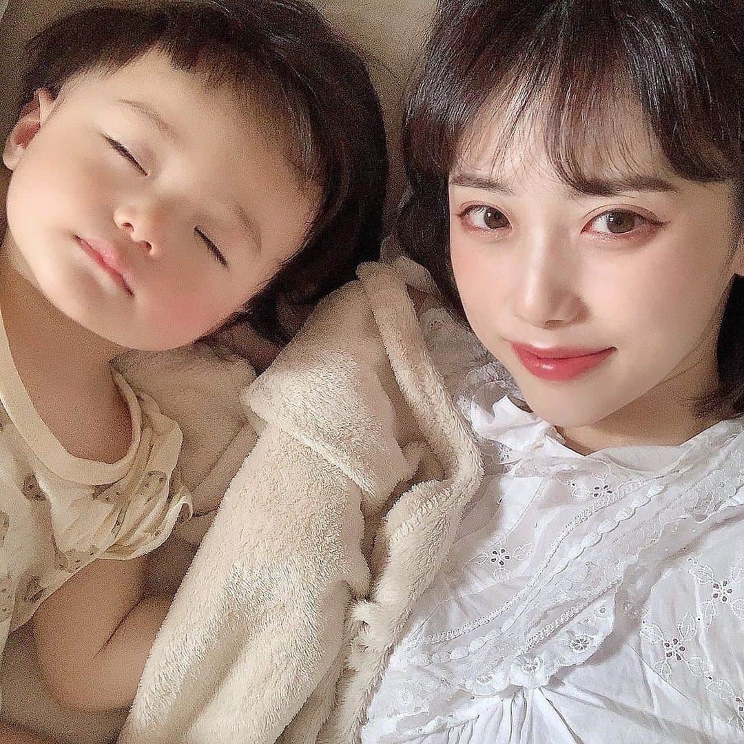 酒元麻衣（まいへー）のインスタグラム：「あと1週間で1歳だなんて、、🧸🤎今日は 2人の写真を撮ってみた🥺寝てるけど😴赤ちゃんのうちにもっと2人の写真撮っておけば良かったなぁ😔🤎写真が全然ない😭😭😭 . . 最近は私の上に登ってきてギュってしながら寝るのが習慣🤣🤎あと、三歩歩けるようになりました🤣🤎 . . #男の子ベビー #11ヶ月ベビー  #男の子ママ」