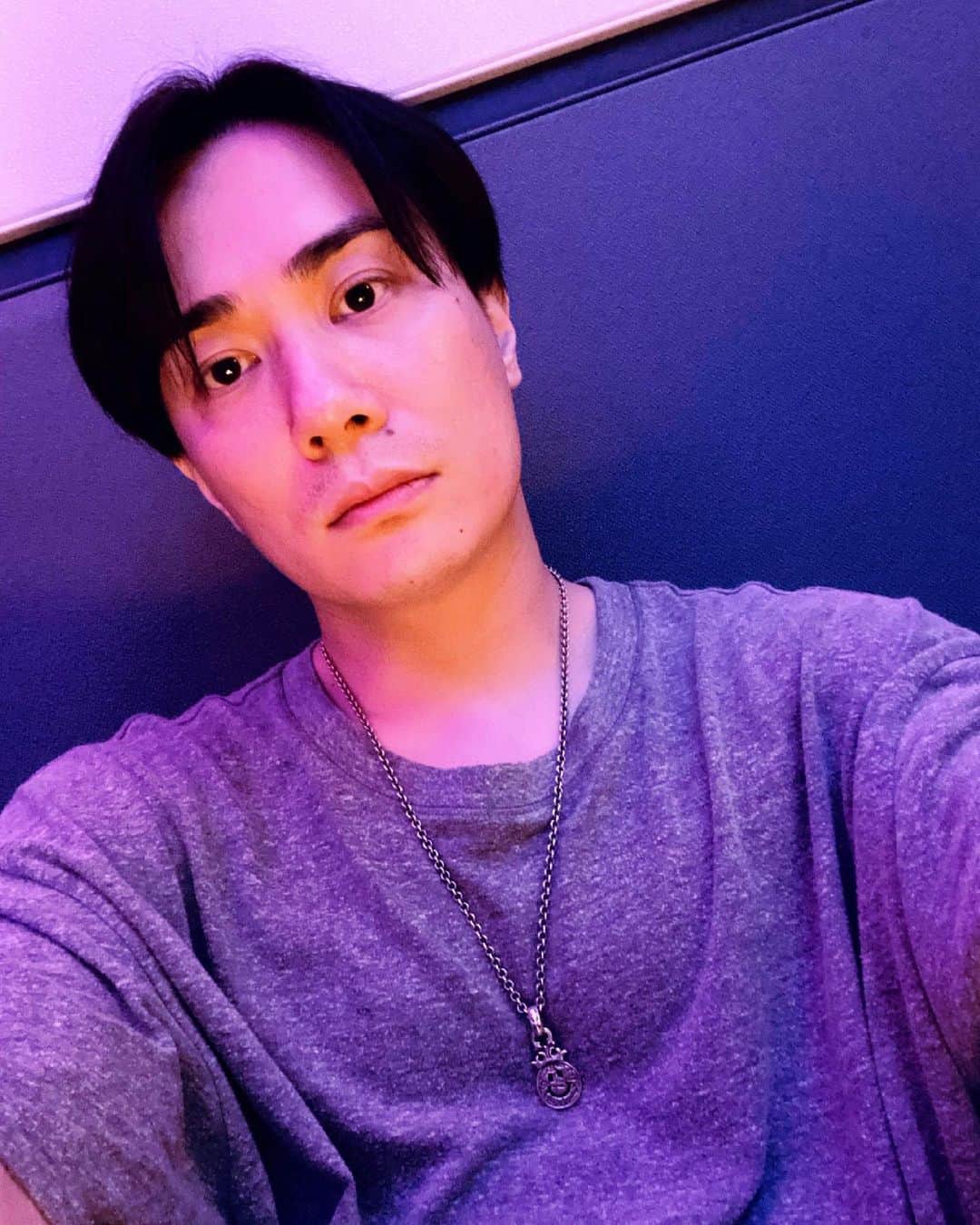 鈴木達央のインスタグラム：「髪切りました😇」
