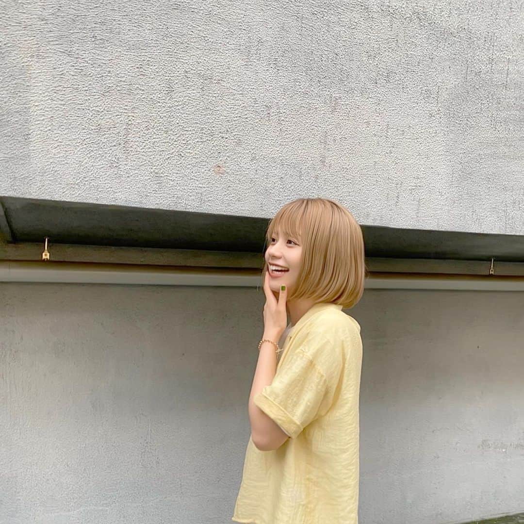 足立佳奈のインスタグラム：「楽しそうな自分みると 今日も良かったなって思う♡♡  #朝おきてすぐ #今日は黄色や！ #っ思って服選んだ〜 #毎日今日はこの色 #って思う私すごくない？笑 #それって当たり前なのか笑笑 #今日の足立」