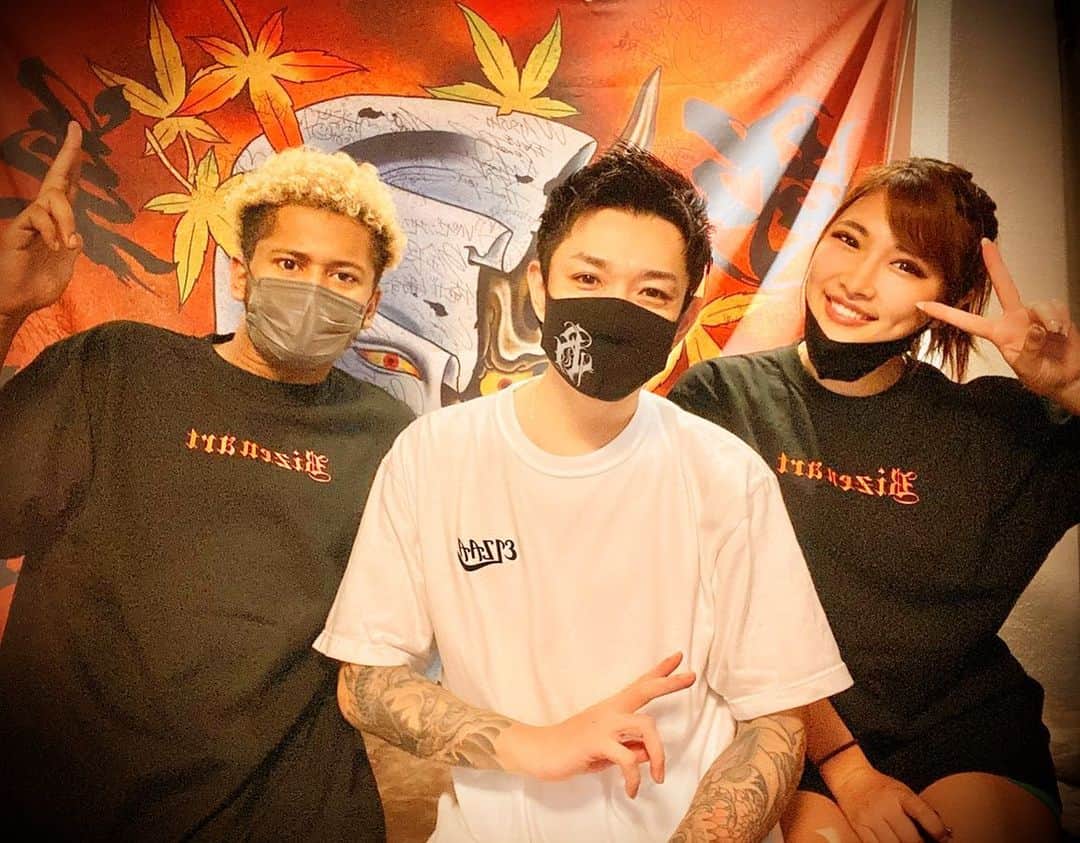 彫師美漸のインスタグラム：「@risa_booo @ace_a.c.e スタジオに遊びに来てくれた😚✌️ りさぶー素敵なご縁をありがとう☺️ ・ Bizen Tで📸✌️ ・ 俺が着てるのは @ayakateen54 の服〜😆 @elzaa.official お気に入り😎🌴 ・ #刺青 #彫師 #美漸 #彫師美漸 #海老名 #中目黒 #タトゥー #東京タトゥー #tokyo #tattoo #art #fashion #bizenart #bizen #문신　#Bizentattoo  #tattooer #tattooist #tattooartist #tattooart #tattooshop #japanesetattoo」