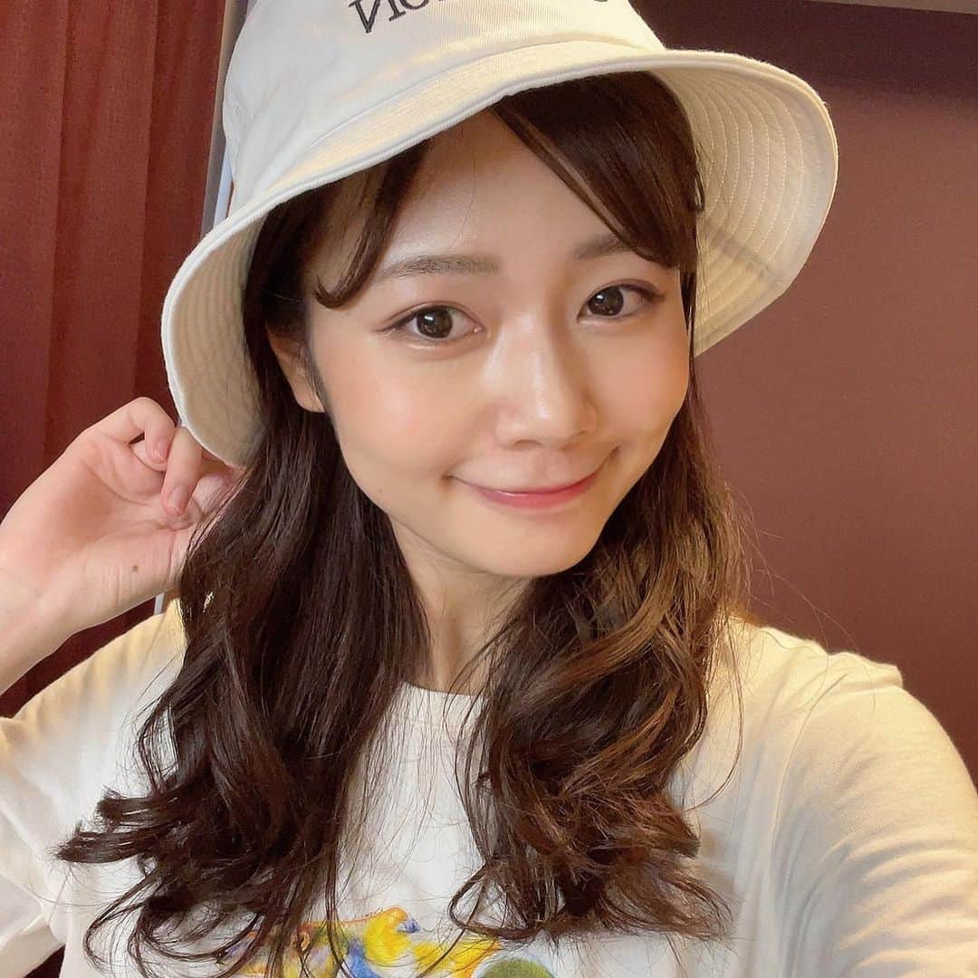 杉浦みずきのインスタグラム：「. 明日、7月10日（土）19:30〜 NHK BSプレミアム にっぽん百名山スペシャルに出演します！⛰ 長野県の霧ヶ峰に登ってきました〜！ 前回に引き続き、萩原編集長の案内に加えて、 今回は、漫画家の鈴木ともこさんと、スケッチ登山をしました！☺️ 私のスケッチにも注目😚  もう私もすっかり山ガール😎⛰」