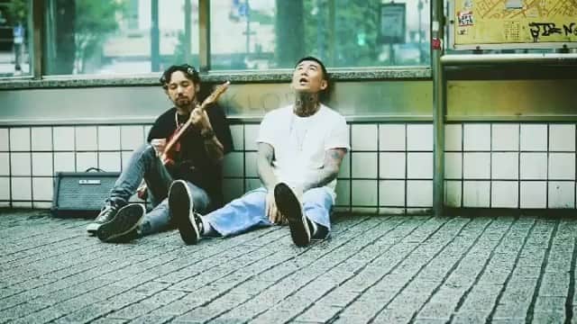 ANARCHYのインスタグラム：「#Repost @theneversurrenders_official ・・・ NEW MV📼📼📼 奇跡 @anarchyrrr  @jesse_mcfaddin_original  Dir. by @tomurasoko  check Youtube✊ #anarchy #奇跡 #theneversurrenders  #noisecancel」