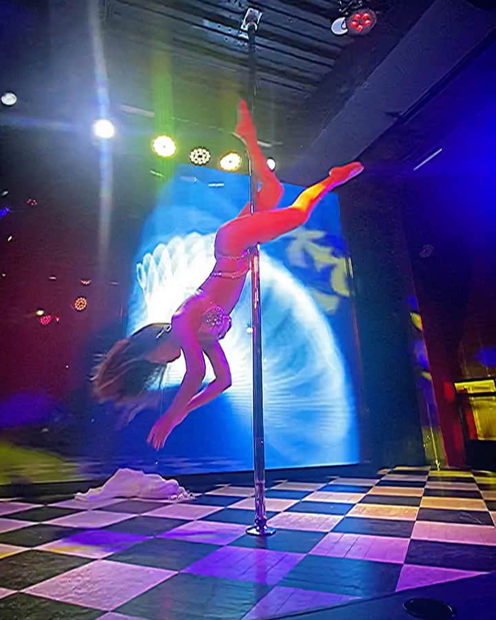 CHINATSUのインスタグラム：「. 今日も @cabarettokyo 🙌🏾✨  #showclub #poledancer #poledance #spinningpole #flexible #musclegirl #bodymake #ショーパブ #ポールダンサー #ポールダンス #ダンサー #筋肉女子」