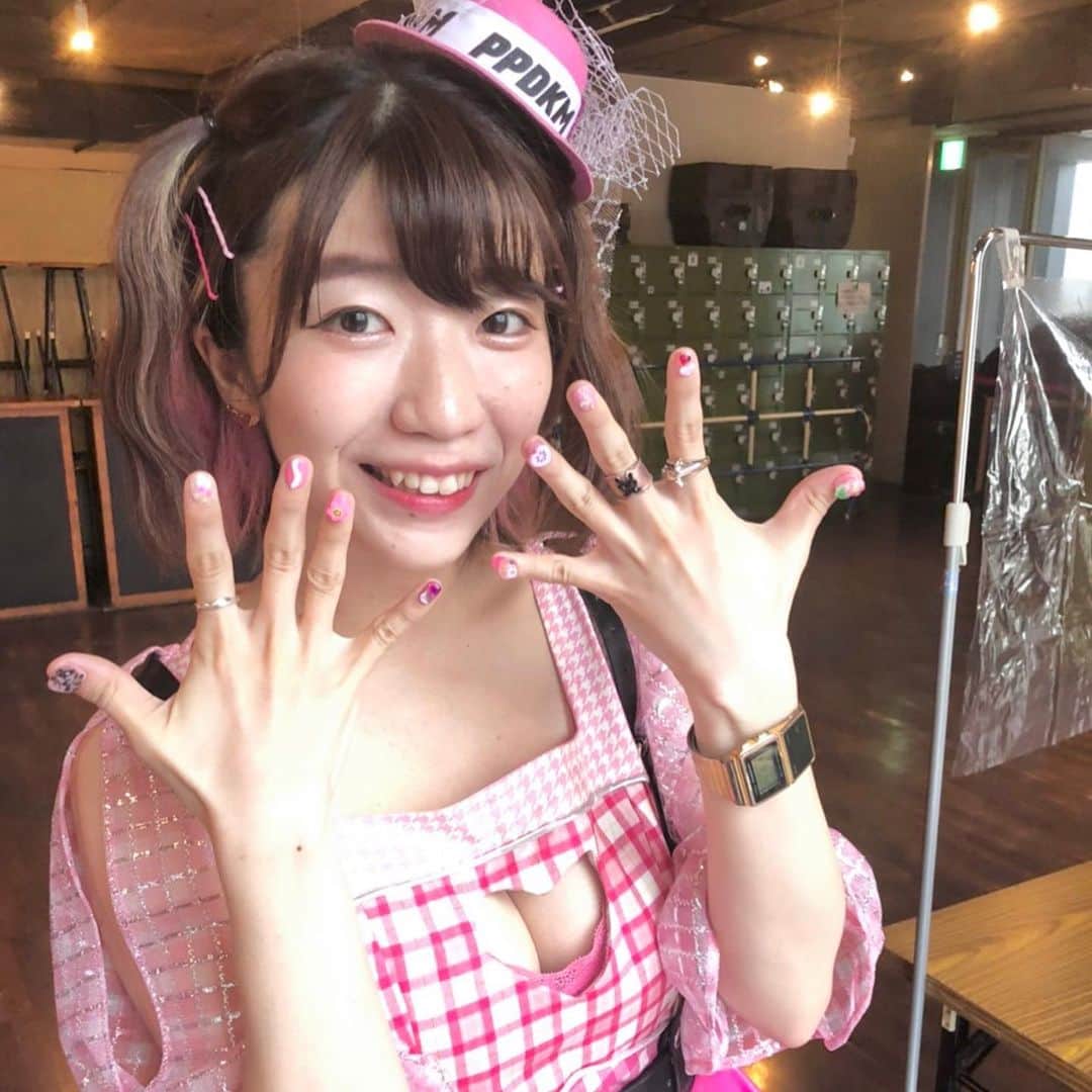 ぱいぱいでか美のインスタグラム：「祭ネイル❤️‍🔥 . でか美祭まで一ヶ月きりまして！ 今日はプチでか美祭がありまして！ TikTok毎日投稿も始まりまして！ そんな日々なので爪にもやる気を注入してきました🔥 やっぱキャベさん @cabbage.lovl のネイルだいすき🥬 Lovlは居心地良い上にネイルにクリエイティブのプライド持ってる方ばかりで とてもとても信頼しています。 爪が一番自分で見る場所だしね💓 ピンクごりごりで派手にして頂きました！ . #でか美祭 #プチでか美祭 #ぱいぱいでか美 #でか美ちゃん #Lovlnail #Lovl #nail」