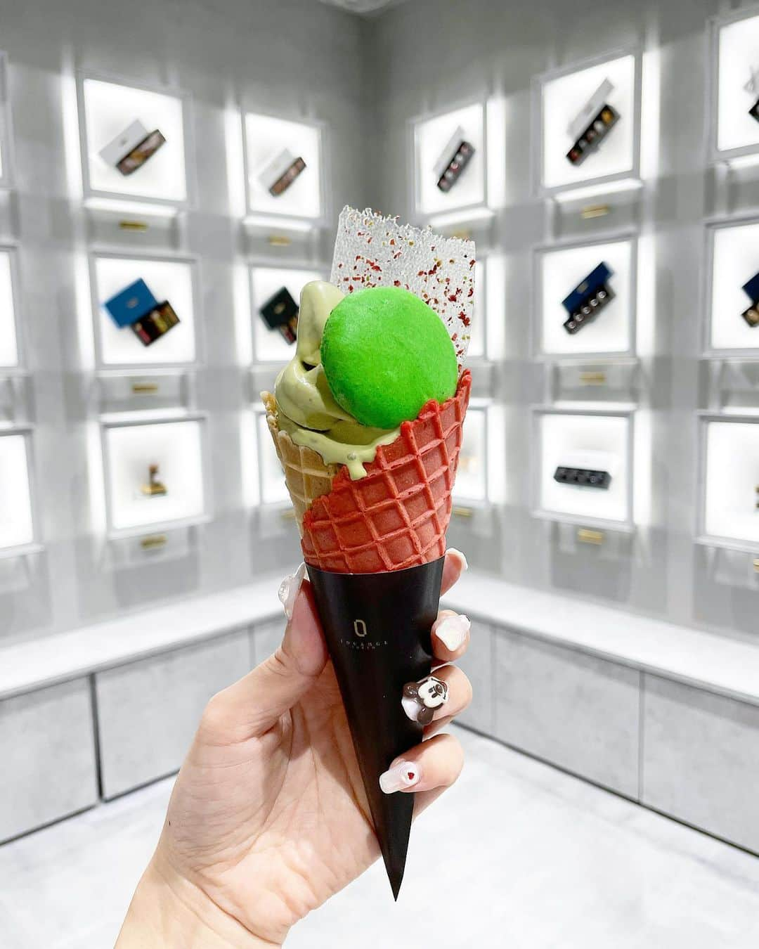 エリンコさんのインスタグラム写真 - (エリンコInstagram)「🍦🧸 . @louangetokyo_lemusee でテイクアウト💕 . 一個¥1,296のパフェ ソフトピスターシュ😍🍦💫 ピンクと白のコーンが可愛いっ💓🤍 . 暑くて冷たいものが食べたくなる🥳 写真撮ってたらすぐ溶けてきたから急いで食べた😹💦 . ひなひちゃんとお揃いコーデしたよ🧸🎀 セットアップは @selectshop_vivantjolie だよ♡ . #ソフトクリーム #京橋 #京橋カフェ #louangetokyolemusee #銀座 #銀座カフェ #ginza #kyobashi #cap #セットアップ #东京 #时尚潮流 #可爱的 #えりんコーデ #えりんこヘアアレンジ #えりんこカフェ巡り」7月9日 20時51分 - erinko0315