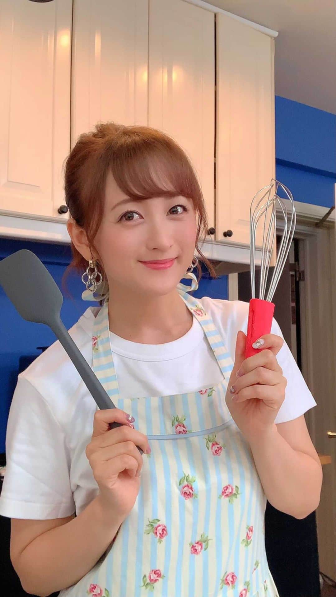 のインスタグラム：「⁡ ⁡ 誕生日が近いということで ケーキ作り挑戦しました🤣✨ ⁡ 観てくれたみなさん ありがとうございました❣️ ⁡ #小松彩夏 #インスタライブ #生配信 #ライブ #インライ #みてくれて #ありがとう」