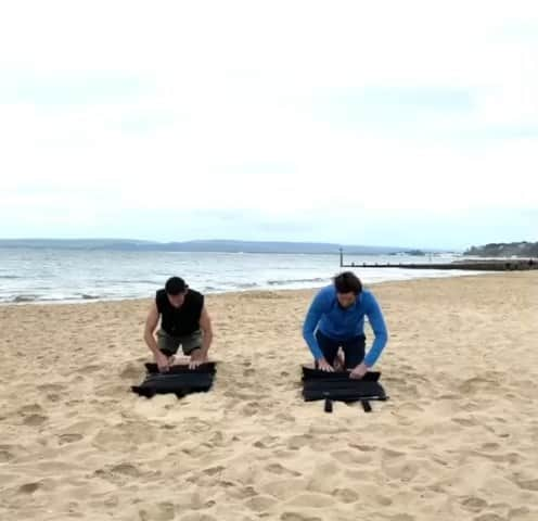 ジェームズ・フェルプスのインスタグラム：「A few weeks ago @stevecolemanfitness & I went to the seaside. First thing in the morning we had a workout on the beach with @the55fitness fitness bag. Fill it with sand and good to go. Give it a try.  @inspacefitness #fitness #itwasthedayafterlegday  #stevecolemanfitness #bodybystevecoleman #sandbag #fitfam #fullbodyworkout #Fridayfitness #beachworkout #onlinecoach #fitnessmotivation #trainanywhere」