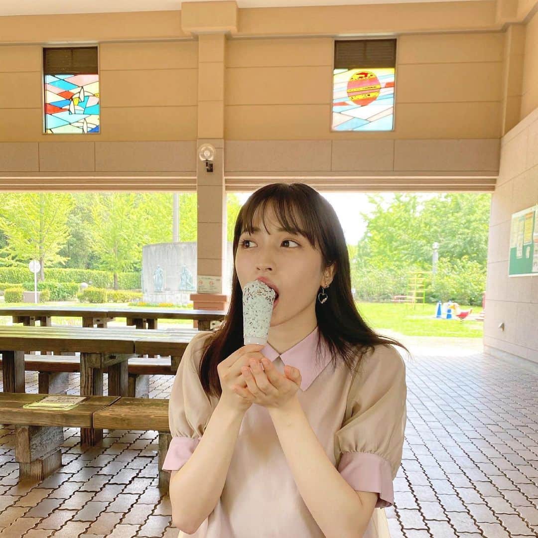 村島未悠さんのインスタグラム写真 - (村島未悠Instagram)「暑くてアイスが美味しすぎる🍨 この日は２本食べました笑 チョコミント🌱にした〜❤︎ 皆は何アイスが好き？？」7月9日 21時28分 - happy_miyu0827