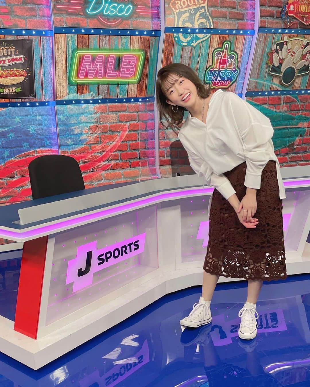 津田麻莉奈さんのインスタグラム写真 - (津田麻莉奈Instagram)「#おはよーちゃん   昨日の J SPORTS「MLBイッキ見！」 ありがとうございました😆  J SPORTS公式YouTubeでは 「イッキ見延長戦」を配信しています。 ぜひご覧ください🙌 ▶️ https://youtu.be/vw6md2TVF0c (ストーリーにリンクあります)  衣装　@antiqua__official  髪はふんわり外ハネに巻いてもらいました。 メイクはピンク系💄 いつもベースから綺麗に塗ってもらえて嬉しい🥺 ありがとうございます…🙏✨  今日は17時〜🐴 グリーンチャンネル 「VANで勝ち馬さがしてみませんか」 生放送です！  そして明日から北海道入り➰✈️ 月曜日からの、 グリーンチャンネル 「セレクトセール2021 生中継」 で僭越ながら進行役を務めさせていただきます🙇‍♀️ はじめてのセレクトセール…ドキドキです🙀 しっかりお伝えできるよう、感染対策を万全に 頑張ってきます！！  お仕事の方も、お休みの方も、 良い週末をお過ごしください🌱  −−−−−−−−−−−−−−−−−−−−−−−−−−  @jsports_yakyu   #JSPORTS  #MLBイッキ見 #MLB #baseball  #majorleaguebaseball  #野球好き　 #メジャーリーグ　 #衣装#コーデ #シャツコーデ #コンバース #antiqua #ootd#fashion  #outfitoftheday  #まりなる #津田麻莉奈」7月10日 6時52分 - tsudamarinal