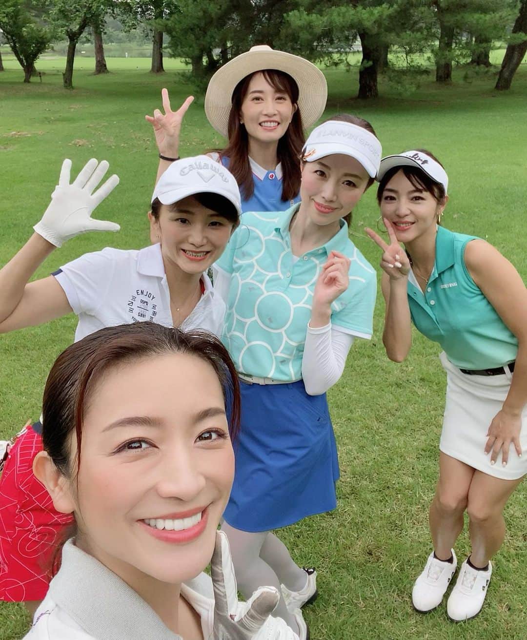 ImotoEtsuyo さんのインスタグラム写真 - (ImotoEtsuyo Instagram)「ラウンドレッスン⛳️ ・ ・ 楽しみにしていた @conver_golf_lab のラウンドレッスンへ。 ・ @keisuke.s.47 プロと @keisuke_tsukazaki プロ  2グループに分かれてレッスンを して頂きました。 ・ ・ カラダの回転が足りない事と パターの距離感がまだまだ合わない。 的確なアドバイスで 先生が教えてくれたその時は出来るのに、 また出来なくなる💦 そんな繰り返しです。 ・ 楽しいし、ハマる。 ・ ラウンドレッスン後は 新しく増設されたコンバーゴルフラボの レッスンブース⛳️を見学！ こんなに広くて素晴らし練習施設は 都内ではみられない。 ・ ・ そしてプロのスイングを皆で 動画撮影。 すごーい！318.8ヤード‼️ スイングも美しい。圧巻でした。 ・ また次回も宜しくお願い致します。  ・ ・ #コンバーゴルフラボ  #コンバー #convergolflab  #ラウンドレッスン  #レッスン #ラウンド  #ゴルフ #ゴルフ女子  #ゴルフコーデ  #ゴルフウェア  #ゴルフ好き  #ゴルフ好きな人と繋がりたい  #ゴルフ大好き  #ゴルフ練習  #シュミレーションゴルフ  #イボミ さんが選んだシュミレーター #golf  #golfer  #golfstagram  #golfwear  #golflife  #golfpro  #golfcoach  #茨城県 #つくば #霞ヶ浦国際ゴルフコース」7月10日 6時54分 - bisuhada