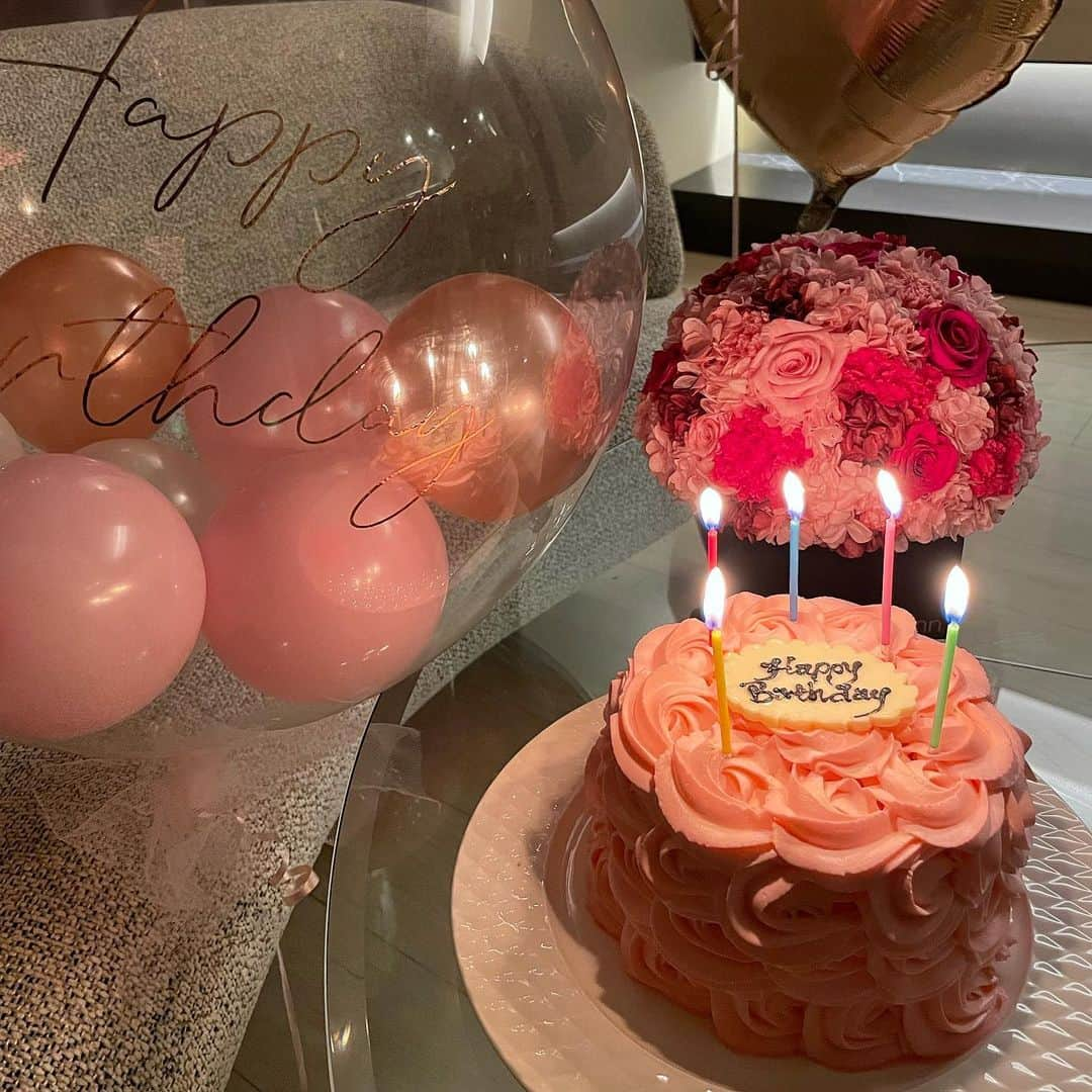 ゆりらっくまさんのインスタグラム写真 - (ゆりらっくまInstagram)「かわいい🩰🎀💗#710#birthday#birthdaycake#boxflower#flower#balloon」7月9日 23時15分 - t.yurikuma