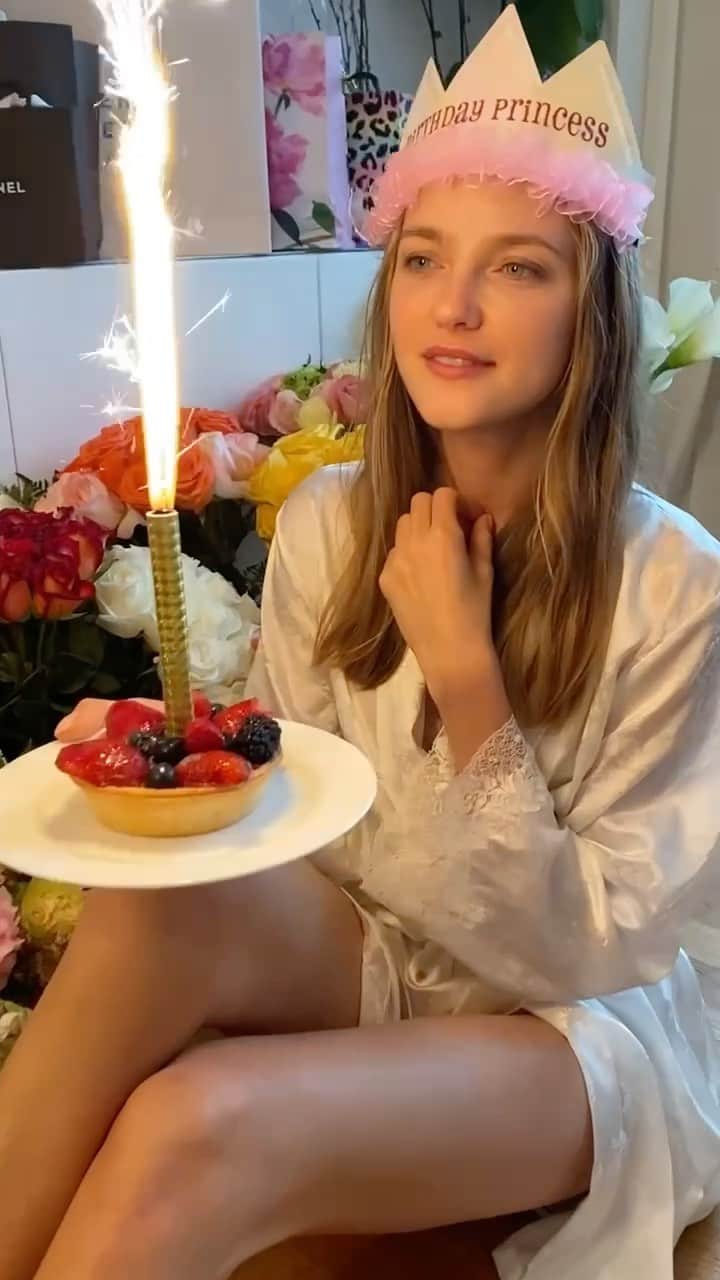 ヴラダ・ロスリャコヴァのインスタグラム：「The morning after. So blessed! Thank you thank you thank you!!!」