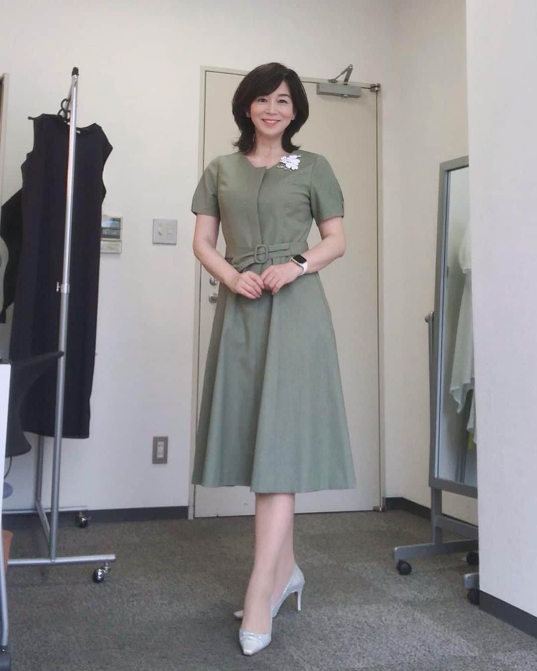 伊藤聡子さんのインスタグラム写真 - (伊藤聡子Instagram)「アップ♪の衣装はHANAE MORI ALMA EN ROSEのモスグリーンのワンピースでした😊 岐阜のツバメヤさんのわらび餅をいただきました！ 敷き詰められたきな粉から宝探しのようにわらび餅を掘り当てます😆 ぷるんぷるんで、甘さ控えめ💕美味しかった〜💕💕 #メーテレアップ#hanaemori #almaenrose #アルマアンローズ#ツバメヤのわらび餅 #伊藤聡子」7月9日 23時28分 - satokoito73