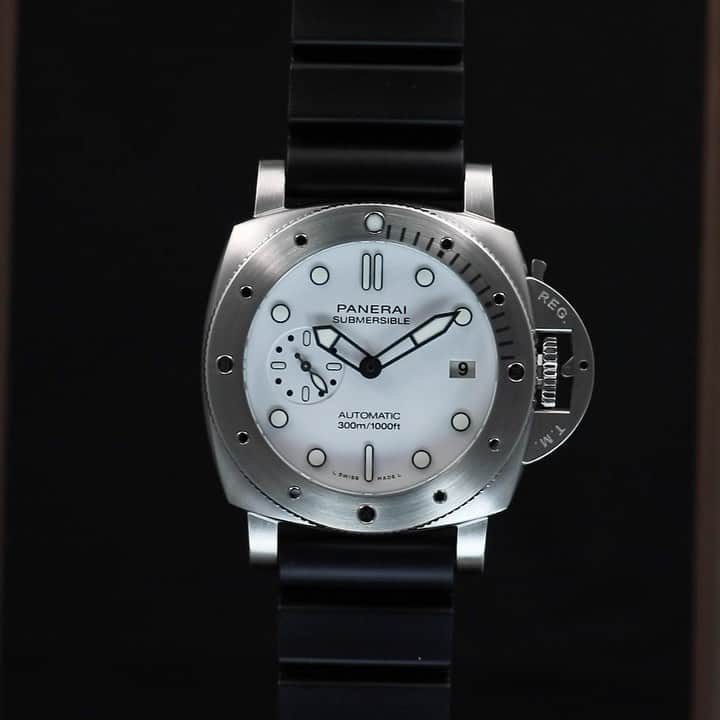 パネライのインスタグラム：「How much do you love the white and black combo of the new #Panerai #PAM1223 42mm Submersible.   It has the iconic submersible dial in white with black hands and accents around the indexes.   It is powered by the P.900 automatic movement with 3 day power reserve and is water resulting 300 meters.   It is priced at $8,900 USD」