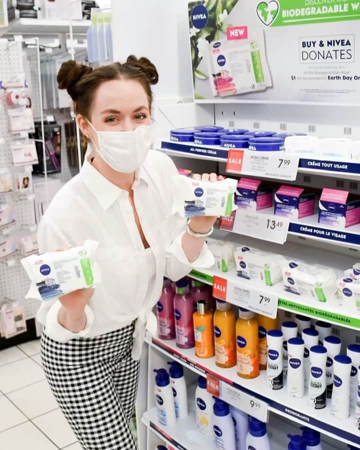 テッサ・ヴァーチュのインスタグラム：「Be kind to your skin. Be kind to the planet.    💙🌎  Be sure to take advantage of the @shoppersbeauty promotion on my favourite NIVEA products including the NIVEA Biodegradable Cleansing Wipes!    💙🌎  With every purchase of New NIVEA Biodegradable Cleansing Wipes. $1 will be donated to Earth Day Org* Plus get 4,000 bonus points when you spend $30 or more (before taxes) on any participating NIVEA product!    💙🌎  *From June 19 to July 16, 2021 up to a maximum of $10,000. #NIVEACanada #NIVEABioWipes #Ad #NIVEAPartner #CleanYourRoutine」