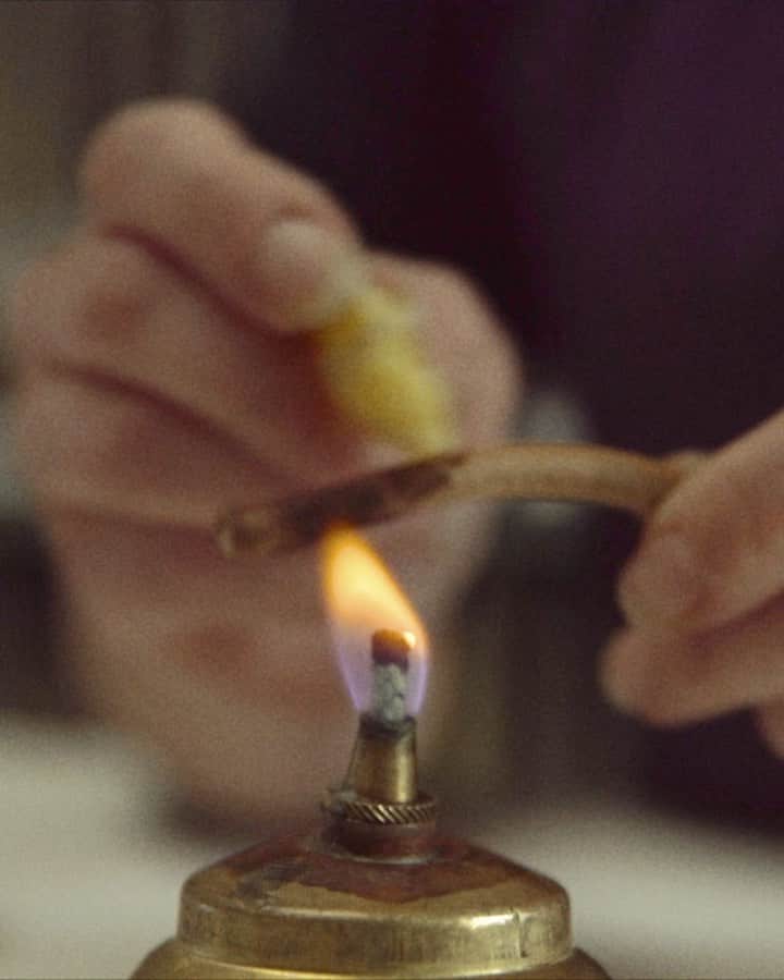 のインスタグラム：「Ici, les bracelets de ronce sont réalisés à partir d’anciennes courroies de machine de la manufacture de Limoges. Une par une, elles sont entaillées par la main experte de nos artisans, puis noircies par la flamme. __ From the fields to the Factory. At J.M. Weston, even the brambles are hand crafted. #JMWeston #KnowHow #HauteCouture」