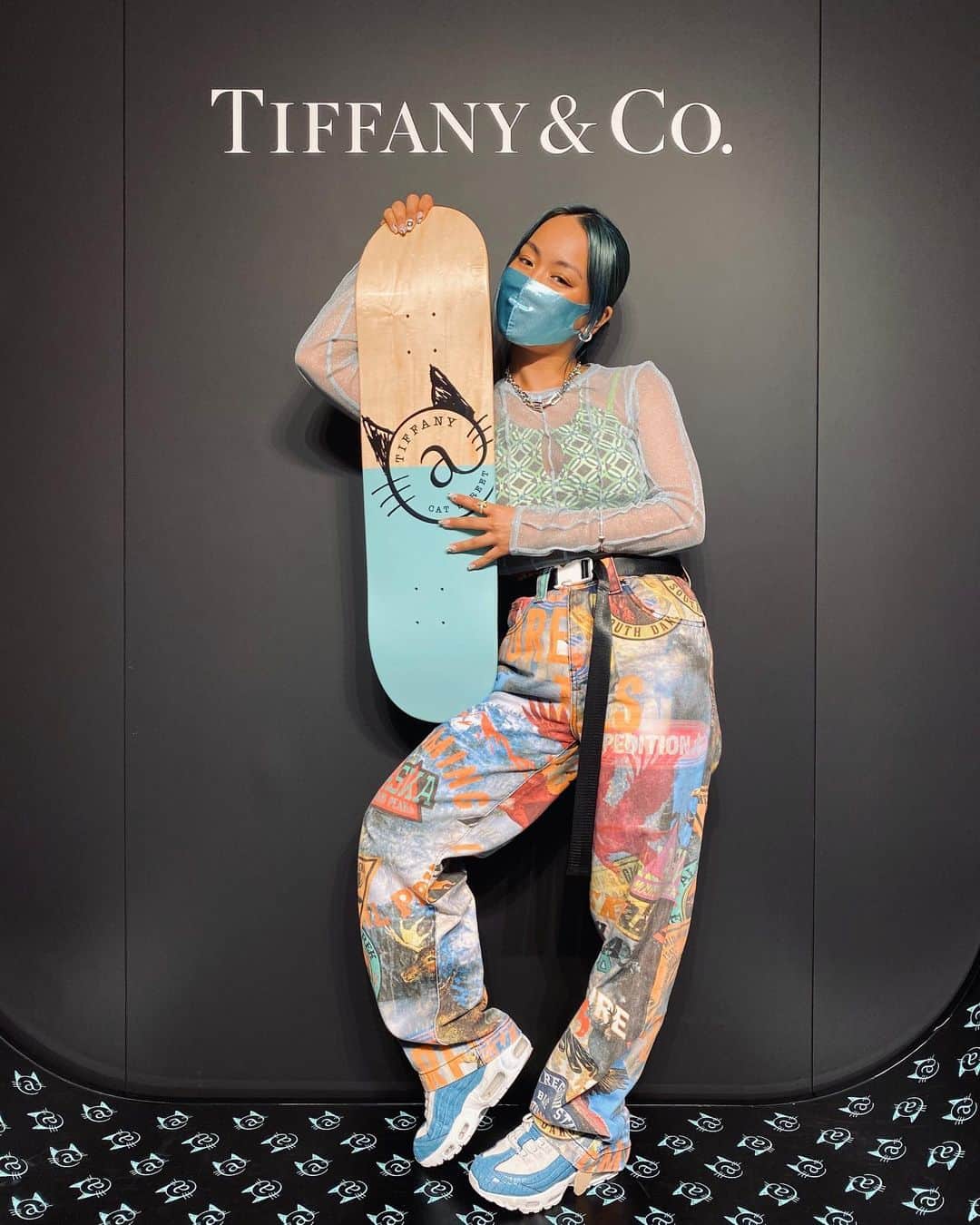RIEHATAさんのインスタグラム写真 - (RIEHATAInstagram)「@tiffanyandco chartered store for one night just for me😳omg🤯🎊  私たった一人のために #TiffanyxCatStreet を貸切にしてくださいました！！😳🤯 なんてプライスレスな時間。  今までのイメージを覆すようなスポーティーでイケてる空間、そして歴史ある数々のトロフィーが飾られていて美術館みたいに楽しめたり、3階はTiffany Cafeがあったり🥺とにかく可愛いので是非行ってみてください！！🐬 私も友達を誘ってまたいく！そして水色のカップでコーヒー頼む😍  この写真で私が身につけてるアクセサリーは全て @tiffanyandco 👗 ハードウェアはお気に入り。  8月31日まで開催✨  #髪までティファニーブルー #アイラインもマスクも🐬」7月10日 1時22分 - riehata
