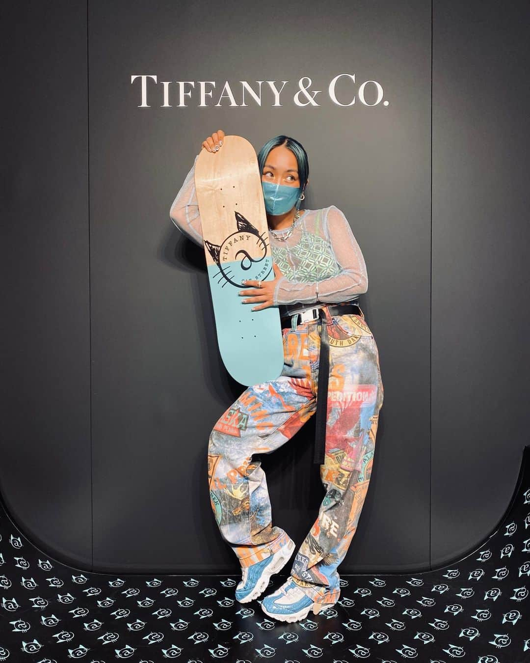 RIEHATAさんのインスタグラム写真 - (RIEHATAInstagram)「@tiffanyandco chartered store for one night just for me😳omg🤯🎊  私たった一人のために #TiffanyxCatStreet を貸切にしてくださいました！！😳🤯 なんてプライスレスな時間。  今までのイメージを覆すようなスポーティーでイケてる空間、そして歴史ある数々のトロフィーが飾られていて美術館みたいに楽しめたり、3階はTiffany Cafeがあったり🥺とにかく可愛いので是非行ってみてください！！🐬 私も友達を誘ってまたいく！そして水色のカップでコーヒー頼む😍  この写真で私が身につけてるアクセサリーは全て @tiffanyandco 👗 ハードウェアはお気に入り。  8月31日まで開催✨  #髪までティファニーブルー #アイラインもマスクも🐬」7月10日 1時22分 - riehata