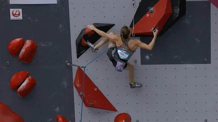 ユリア・フィシェルのインスタグラム：「Villars WC semifinals 🤜 After loosing way too much power on this crimpy section I was the luckiest girl on the planet finding this perfect kneebar which allowed me to calm down and then fight for quite a few more moves. Definitely a moment to remember 🤪 off to France tomorrow for the next two worldcups with the @austriaclimbing team! Let's go 🤩 🎥: @ifsclimbing  . . @heeressportzentrum @scarpa_at @rewhiteclimbing @therapierbar_vorarlberg @allineedtea @austriaclimbing #climbing #austria #lead #competiton #ifscwc #chamonix #briancon #france」