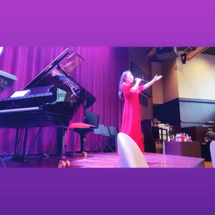 のインスタグラム：「musical show box summer  無事に初日の幕が開きました✨  これはお衣装ではなく  リハの様子😂  相変わらずの私😂  間違いなく歌のコンサートです笑笑  今回、私は  マンホールから出てくるプリンセスになったり  警察になりたいウサギになったり  髪が長くて閉じ込められている実はプリンセスっていう女になったり  虎を飼って心の声を叫ぶプリンセスになったりします✨　 皆様お楽しみに❤️笑笑  #musicalshowbox #musicalshowboxsummer  #ミュージカル #劇団四季 #宝塚歌劇団」
