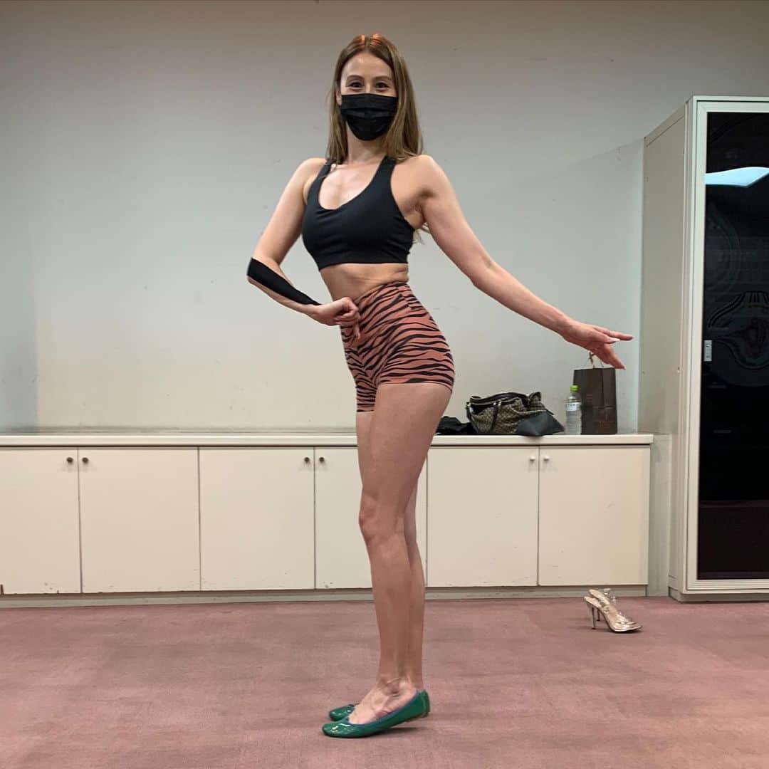のインスタグラム：「初ポージングレッスン🔰 YouTube更新しましたので良かったら観てください。 チャンネル登録・シェア・goodボタンお待ちしております👍 #fitness #fitmodel #weightraining」