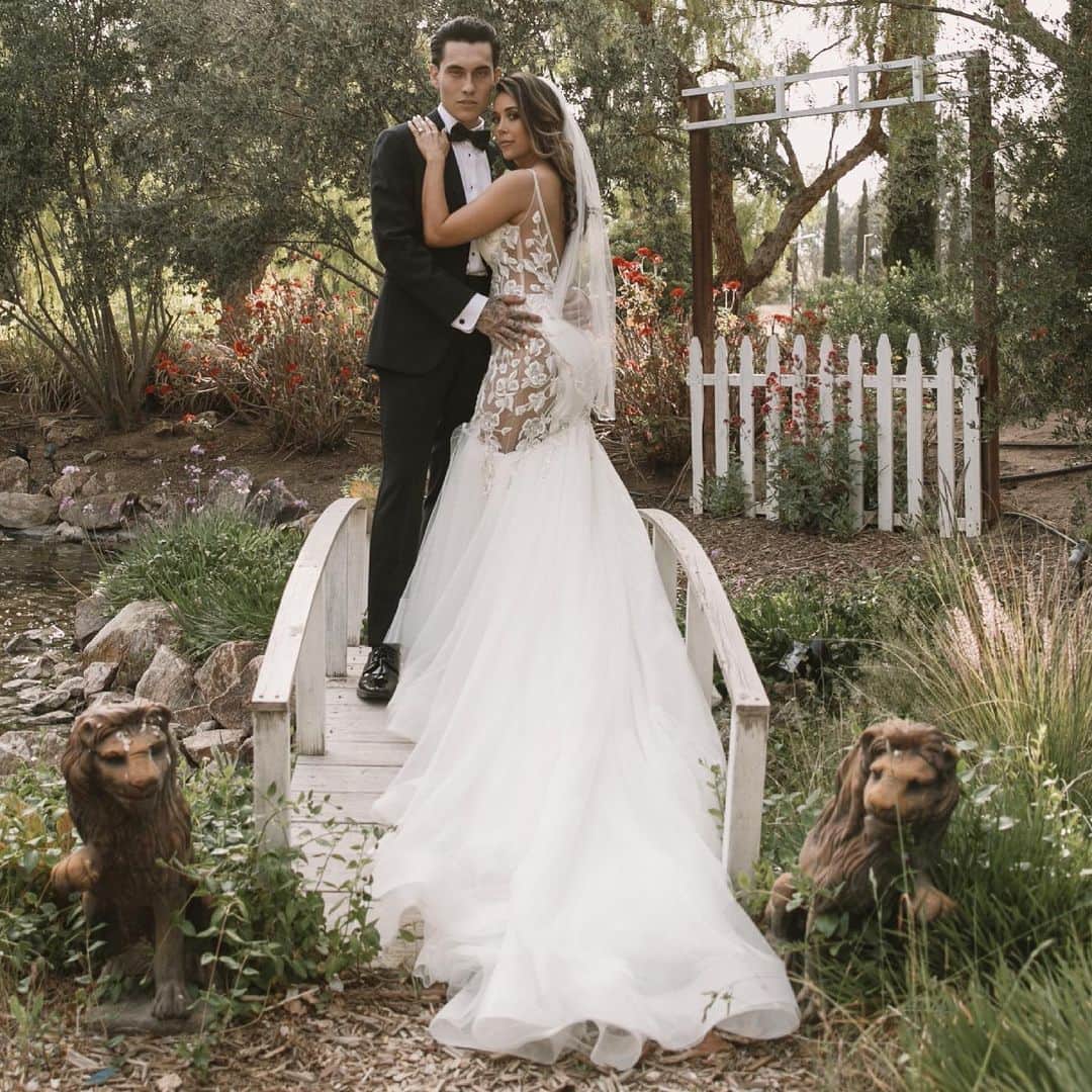 Tianna Gregoryのインスタグラム：「Finally got our wedding photos and in my feels all over again 😍😍 Thank you @enzoani @blushbridalcouture for the most perfect wedding dress! 💫It was everything I imagined.」