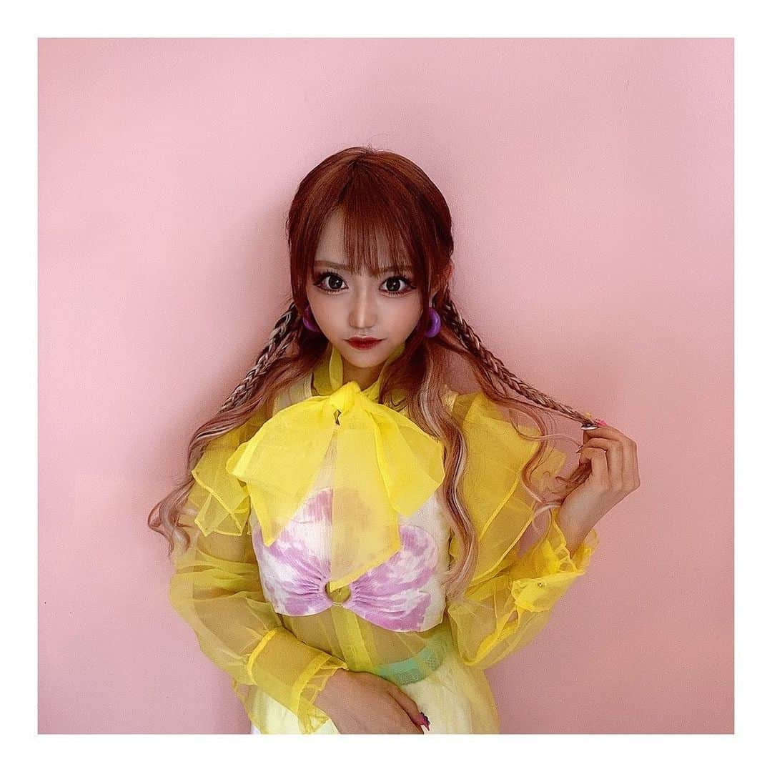 のインスタグラム：「激カワな衣装💖💖 ⁡ ⁡ ⁡ 昨日はダンスの撮影でした🌈 またまた可愛いみんなに会えて嬉しかった🥺✨ ⁡ 黄色の衣装は初めて着たから新鮮💭 ふわふわで向日葵みたいで可愛かった🌻 ⁡ また報告あるからみんな待っててね😏🤍 ⁡ ⁡ ⁡ #ダンス #撮影 #衣装 @rsr_0717  #ダンス #撮影 #衣装 #可愛い #お洒落 #メイク #コーディネート #韓国 #アイドル #メイキング #ヘアアレンジ #ファッション #ギャル #向日葵 #綺麗 #dance #cute #make #coordinate #hairarrange #fashion #gal #making #mv #mv撮影 #korea #idol #instagood #instalike」