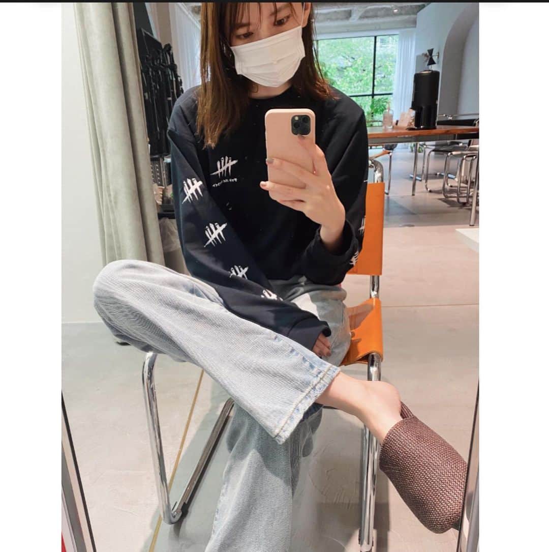 宮田聡子のインスタグラム：「デドバのロンT‼︎ カタカナかわいい‥🥺✨ オンラインでも買えるらしいよ‼︎  今日の夜、PRCカップの時のメンバーでデドバの配信やります✨ みんなお仕事終わったら合流していく感じです。 是非みてね〜👾👾👾」