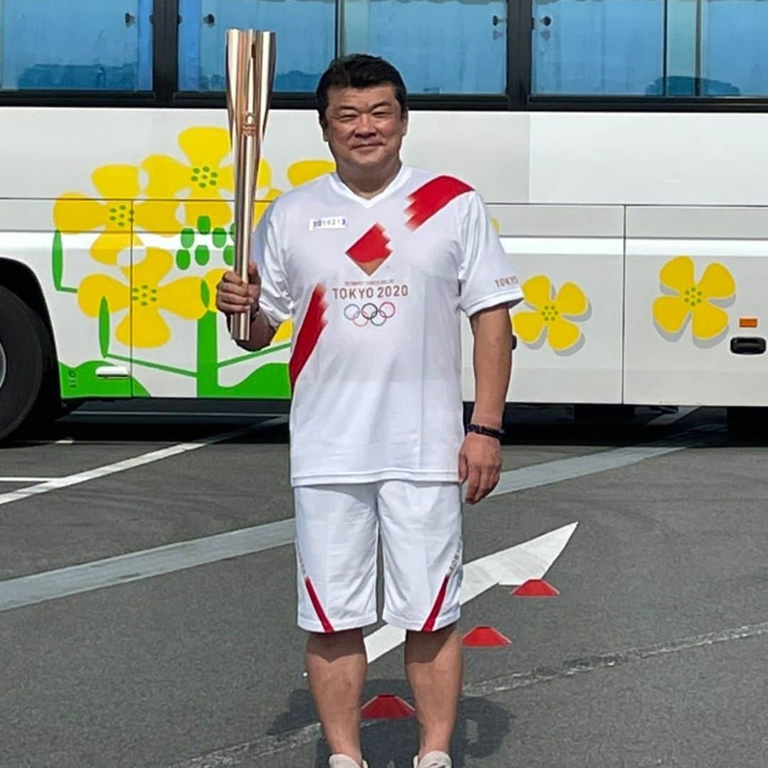 吉田秀彦のインスタグラム：「日野市で聖火ランナー！ コロナの影響でトーチキスになりました。 暑かったから走らなくて良かった！（笑）  #パーク24柔道部  #東京2020オリンピック聖火リレー」