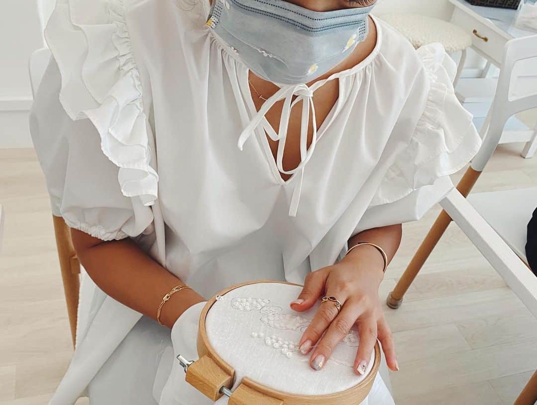 Risako Yamamotoさんのインスタグラム写真 - (Risako YamamotoInstagram)「刺繍のお教室🪡🤍✨ @brodinaparis   無心でチクチクする時間…🕑🪡 楽しい🤍🤍🤍  #刺繍 #embroidery #習い事」7月10日 16時29分 - risako_yamamoto