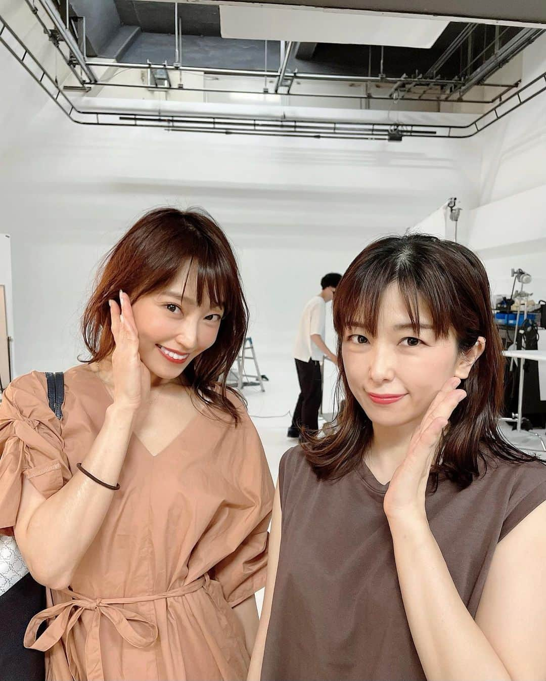 中川祐子さんのインスタグラム写真 - (中川祐子Instagram)「先日美STの撮影で 偶然みほちゃんとまた会えたー❤️😆 . bareMineralsさんのイベントに 一緒に行ってから間もなくの再会で ビックリー‼️ （あー！イベントでいっぱい撮った写真、 早くアップしないと〜！) . この日は入れ違いで ゆっくりお話する時間はなかったけど、 なかなか会えないこの時期に こうやって現場で遭遇できるのは めっちゃ嬉しい💕☺️ . そうそう、 最近みほちゃんが運営してる 女性向け情報サイトlohasbijin.comは 月間10万PV（今はもっとかも！)で すごいの‼️👏 . 友達や仲間の活躍は 本当に元気がもらえる💓 私も頑張ろうーー💪 . #撮影 #美ST撮影 #美魔女友達 #大切な仲間 #撮影スタジオ  #メイクアップ #モデル #切磋琢磨できる友達  #happylifestyle #healthandbeauty  #モチベーションアップ  #毎日を楽しむ あ、また #腕に輪ゴムつけっぱなし (笑)」7月10日 16時50分 - nakagawa.yuko