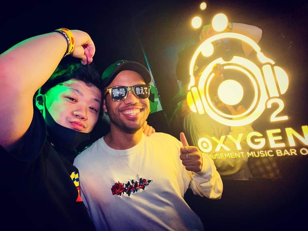 Richesのインスタグラム：「てんてんむしでお馴染みのりょうたくんがOXYGENに遊びに来てくれました！！！ またパーティーしましょ〜🎉✨✨ ・ ・ #djryota #リチェス #パリピ #youtube #youtuber #金髪 #黒人 #ハーフ #番号教えて #由比ヶ浜 #tバック #歌舞伎町 #新宿 #東京 #入間 #埼玉 #ガーナ #新潟 #一人暮らし #丁寧な暮らし #riches #tokyo #japan #ghana #hiphop #party #love #instagood #happy #followme」