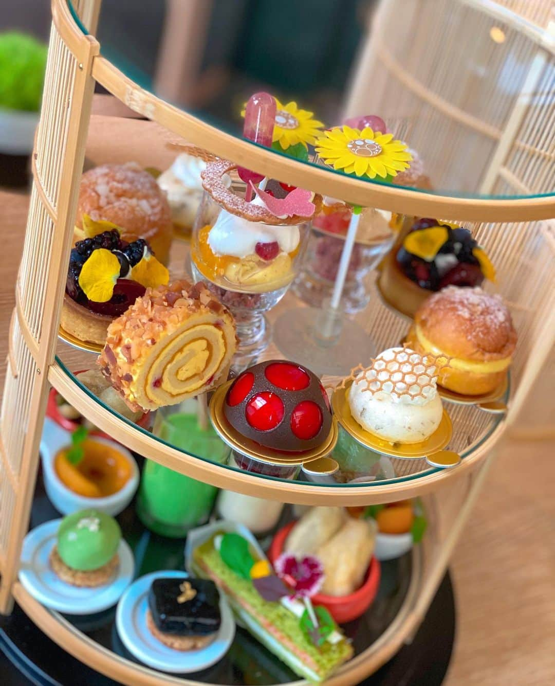 黒坂優香子さんのインスタグラム写真 - (黒坂優香子Instagram)「🍰🍵🧁🌼💗  少し前に久々のアフタヌーンティー♡ ゆりちゃんと娘ちゃんと三人で女子会♡ @ito_yuri_official   この日娘ちゃんが初めてたくさん歩いた日で！！ すぐさま動画撮った！！ 感動的…！😢✨  大きくなっても一緒にアフタヌーンティーしようね♡  セイボリーもスイーツもお抹茶も 全部美味しかったし見た目も可愛くて楽しかったなぁ🥰✨  #アフタヌーンティー  #ザキャピトルホテル東急」7月10日 16時54分 - yukakokurosaka0606