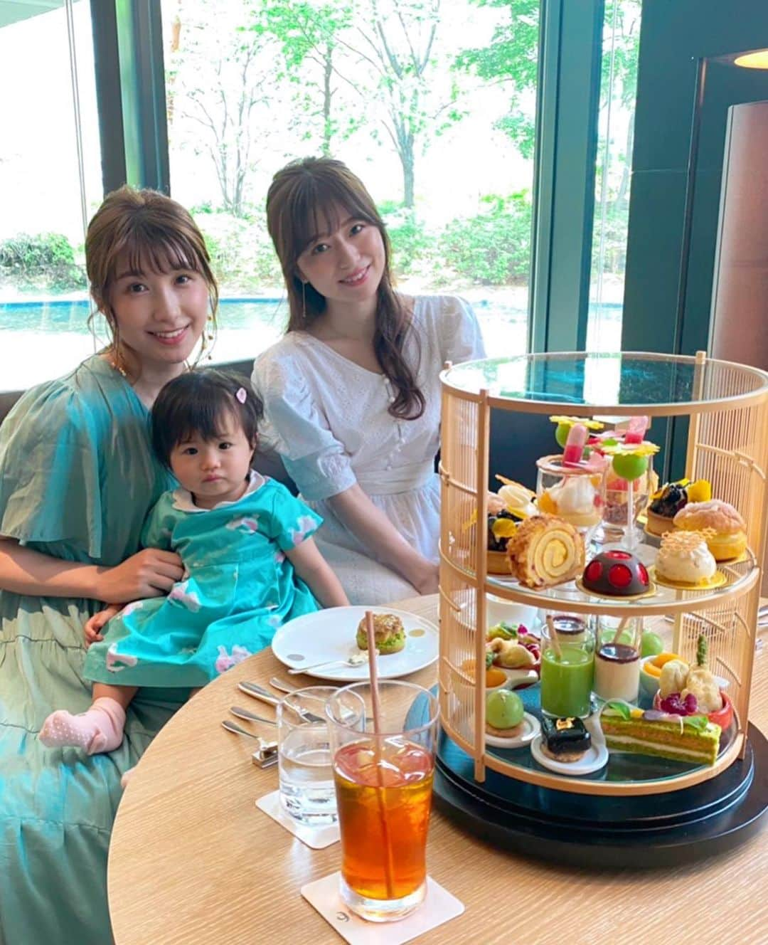 黒坂優香子さんのインスタグラム写真 - (黒坂優香子Instagram)「🍰🍵🧁🌼💗  少し前に久々のアフタヌーンティー♡ ゆりちゃんと娘ちゃんと三人で女子会♡ @ito_yuri_official   この日娘ちゃんが初めてたくさん歩いた日で！！ すぐさま動画撮った！！ 感動的…！😢✨  大きくなっても一緒にアフタヌーンティーしようね♡  セイボリーもスイーツもお抹茶も 全部美味しかったし見た目も可愛くて楽しかったなぁ🥰✨  #アフタヌーンティー  #ザキャピトルホテル東急」7月10日 16時54分 - yukakokurosaka0606