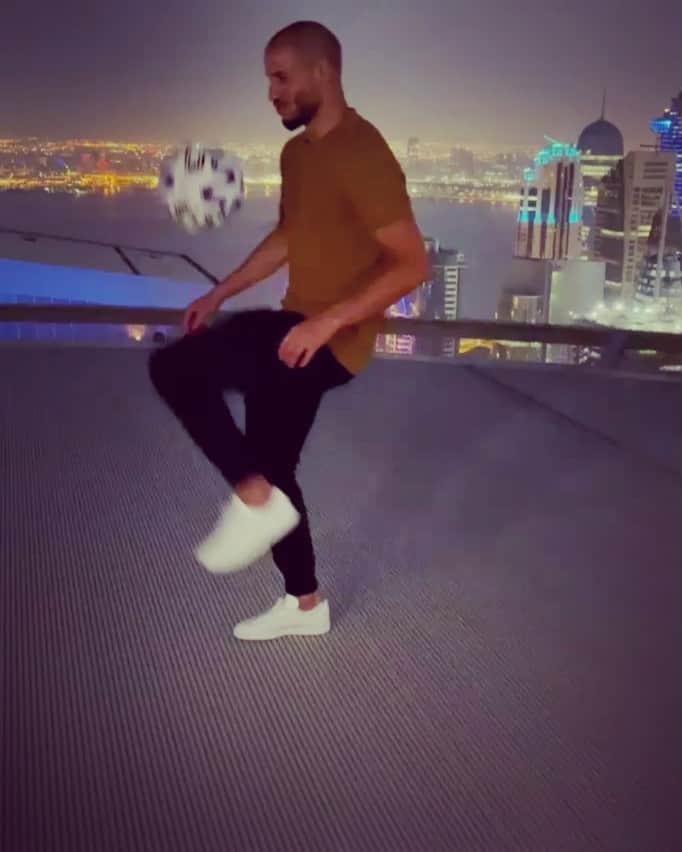 アドレーヌ・グェディウラのインスタグラム：「Football in the sky 🌌 ( not a freestyler lol )   @thef2 @wassfreestyle @seanfreestyle @lisa.zimouche   #qatar2022 @jwdoha @roadto2022  #500days」
