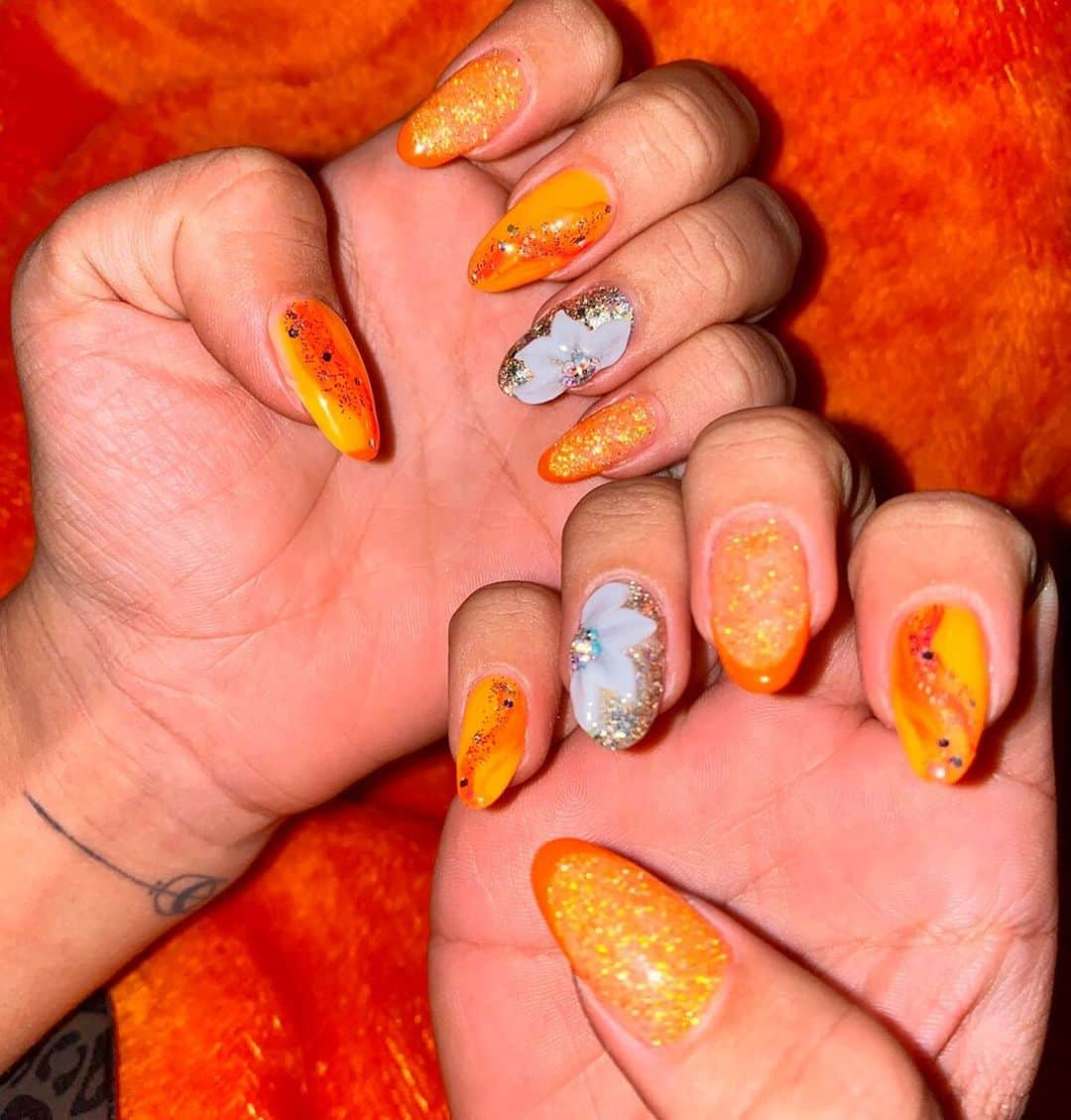 君島かれんのインスタグラム：「🧡New Nails🧡 完全summer vibes☀️🧡 @atory_gram  私のインスタ見たで新規の方は20%offです🤭 大阪近郊の方は是非🧡 #nails #summernails #newnails #orange #orangenails #summervibes」