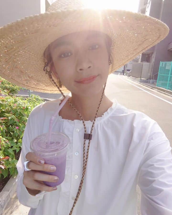 平アスカのインスタグラム：「どこで被るかなんて考えずにオーダーしたAfrican Hat👒 晴れてくれたから わたしにしてはちょいと甘めの白ワンピとブルーベリーミルクジュースと合わせて。 #ootd #morocaafricanhat #todayful」