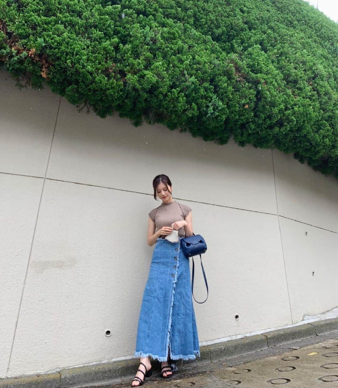 今井美桜さんのインスタグラム写真 - (今井美桜Instagram)「＊ 私服👗  tops @lagunamoon_com  skirt @grl_official  bag @polene_paris   トップスは生地がしっかりしていて、 フィット感があるのと絶妙なブラウンが可愛いの♡  スカートも夏っぽくて足首までのロングな丈が トレンド感あって素敵☺️  #grl #lagunamoon #polene #グレイル #ラグナムーン #ポレーヌ#ファッション #私服 #コーデ #私服コーデ #夏服 #夏コーデ #今日のコーデ #全身コーデ #ノーマルカメラ #カジュアル #ロングスカート #カジュアルコーデ #デニムスカート #夏服コーデ #夏」7月10日 9時20分 - mio_ima49