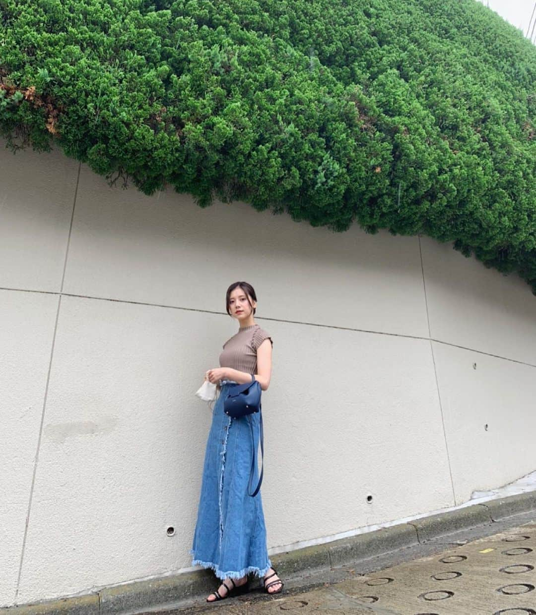 今井美桜さんのインスタグラム写真 - (今井美桜Instagram)「＊ 私服👗  tops @lagunamoon_com  skirt @grl_official  bag @polene_paris   トップスは生地がしっかりしていて、 フィット感があるのと絶妙なブラウンが可愛いの♡  スカートも夏っぽくて足首までのロングな丈が トレンド感あって素敵☺️  #grl #lagunamoon #polene #グレイル #ラグナムーン #ポレーヌ#ファッション #私服 #コーデ #私服コーデ #夏服 #夏コーデ #今日のコーデ #全身コーデ #ノーマルカメラ #カジュアル #ロングスカート #カジュアルコーデ #デニムスカート #夏服コーデ #夏」7月10日 9時20分 - mio_ima49