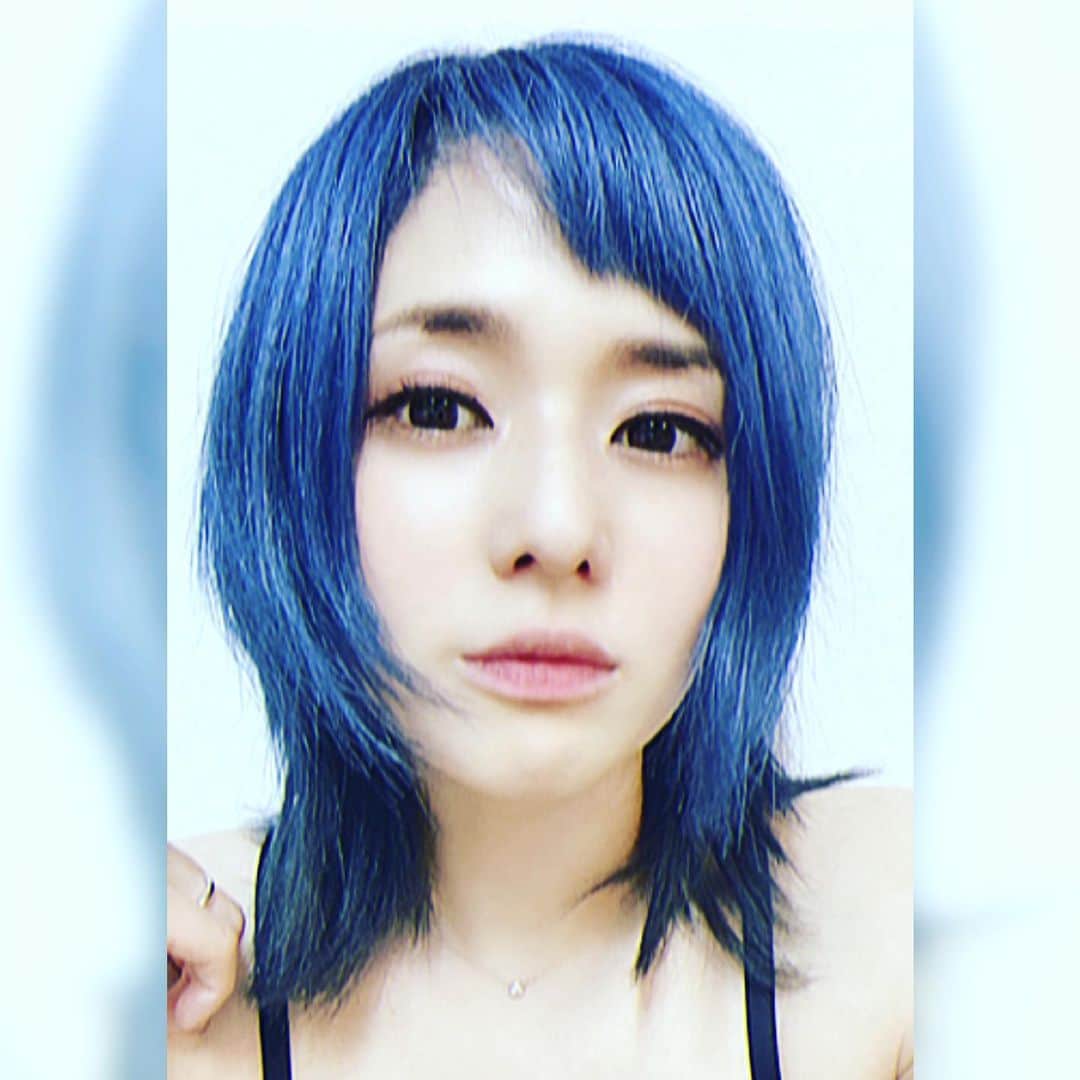 蒼井そらのインスタグラム：「I changed the color of my hair to blue. How do I look?」