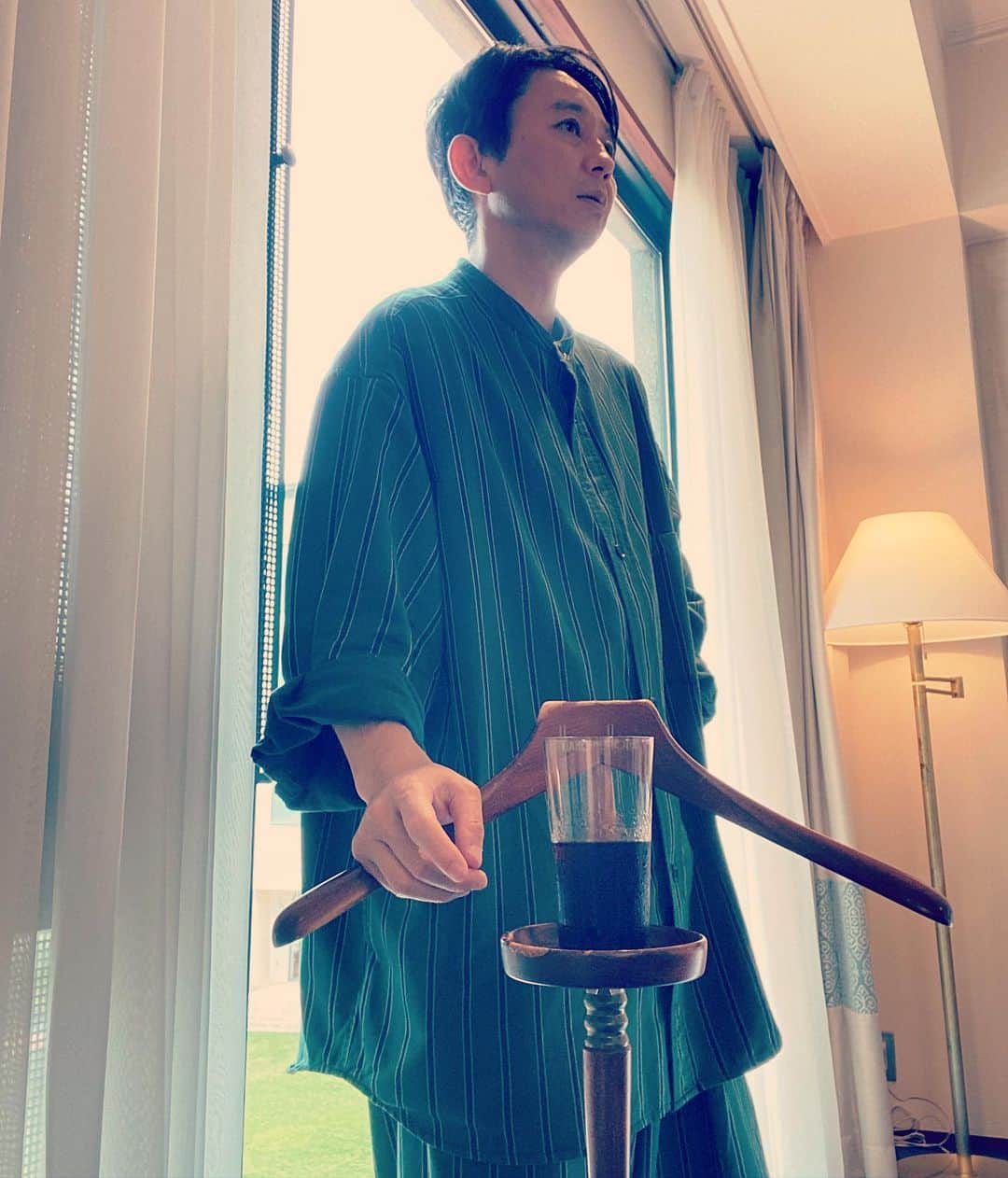 有吉弘行さんのインスタグラム写真 - (有吉弘行Instagram)「この方がカッコいいので コーヒーをこうしてます。」7月10日 10時36分 - ariyoshihiroiki