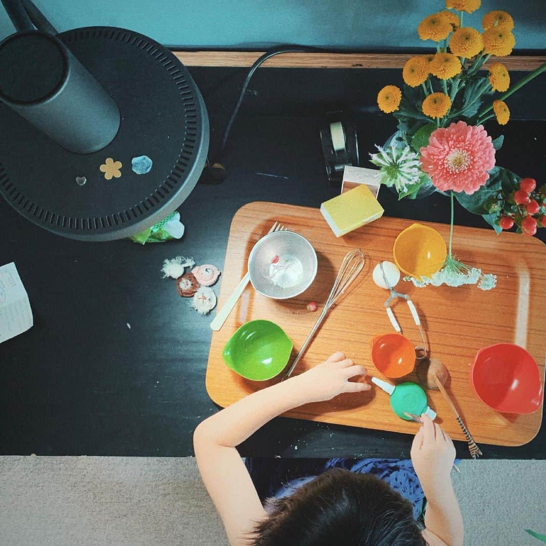 板井麻衣子さんのインスタグラム写真 - (板井麻衣子Instagram)「. #imagination #🌼#💐 . 花びらむしり取って遊んでるので何事！！と思い聞いてみたら、「魔女の宅急便のキキのママになってるの〜」（←薬草の代わりにお花使ってる）とのことで……そう言われるとやめろとは言えない🤪w 自由でよろしい！！」7月10日 11時15分 - maikorophone