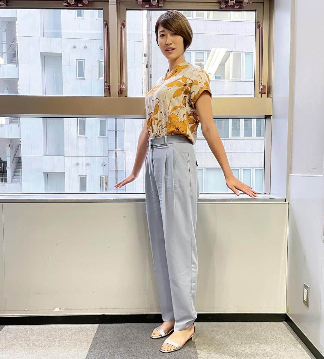 狩野舞子さんのインスタグラム写真 - (狩野舞子Instagram)「・ 東京VICTORYの衣装💁‍♀️ ・ ブラウス @bananarepublic_jp  パンツ @mango  アクセサリー @ete_official  サンダル @jb.akino.shoes ・ 夏らしい爽やかな衣装が素敵でした🌴✨ ・ #TBS #東京VICTORY」7月10日 11時15分 - kanochan715